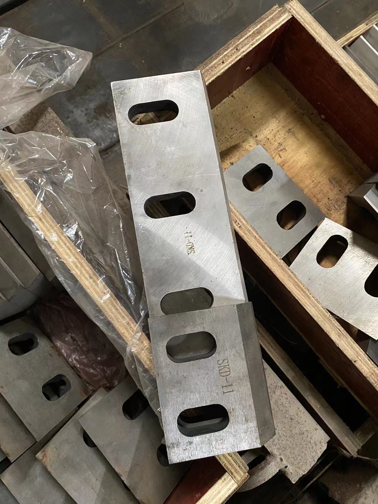 Long and short straight crusher knives for different crusher sizes.