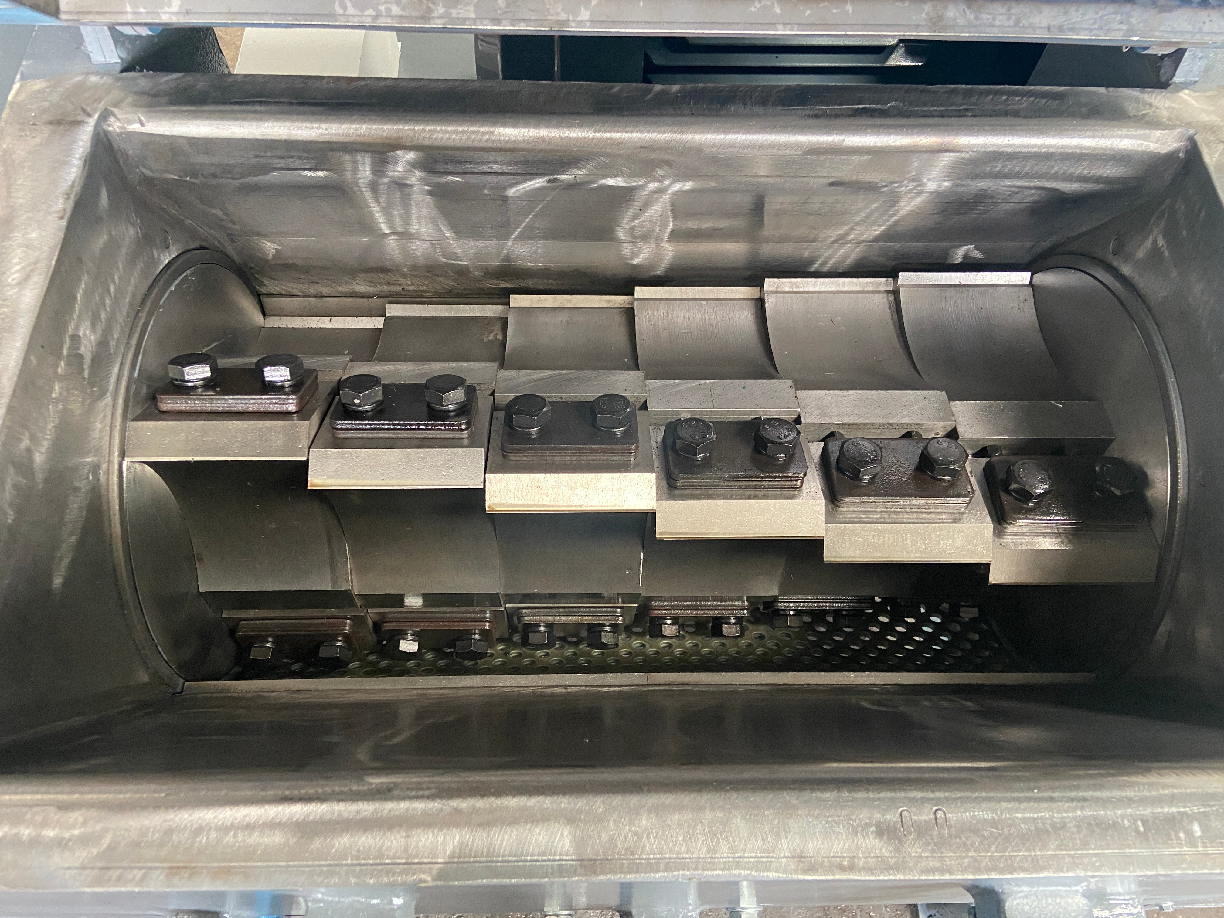 Piece-knife arrangement inside an HPC600 plastic granulator cutting chamber.