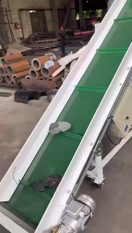 Conveyor feeding purge lumps into an HSS shredder in the HSS and HPC High Speed Crusher factory test.