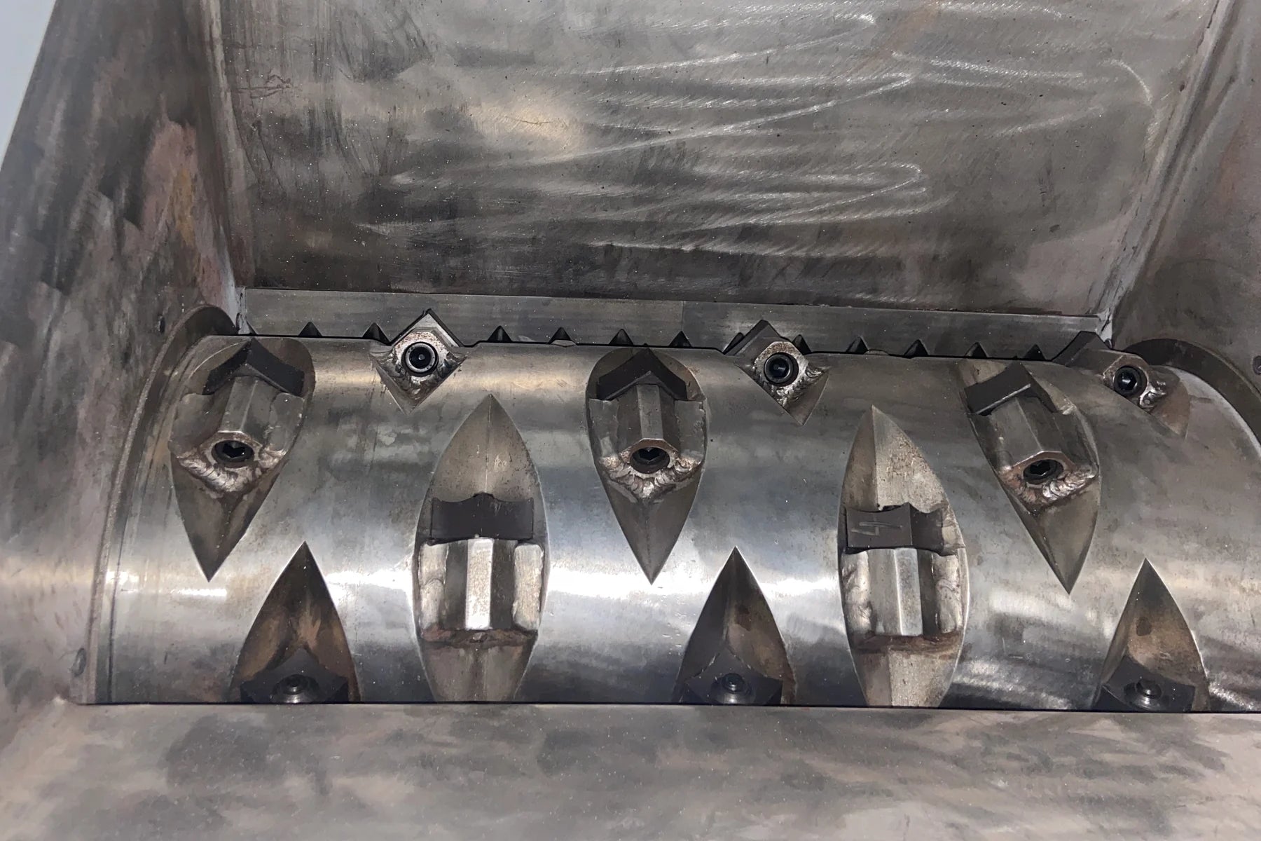 Machine cutting chamber with blades and screen.