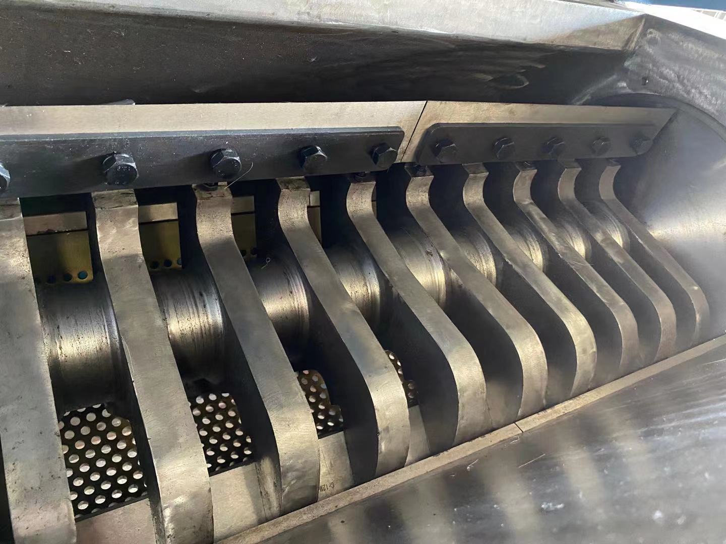 V-blade arrangement inside an SG Silent Crusher cutting chamber.